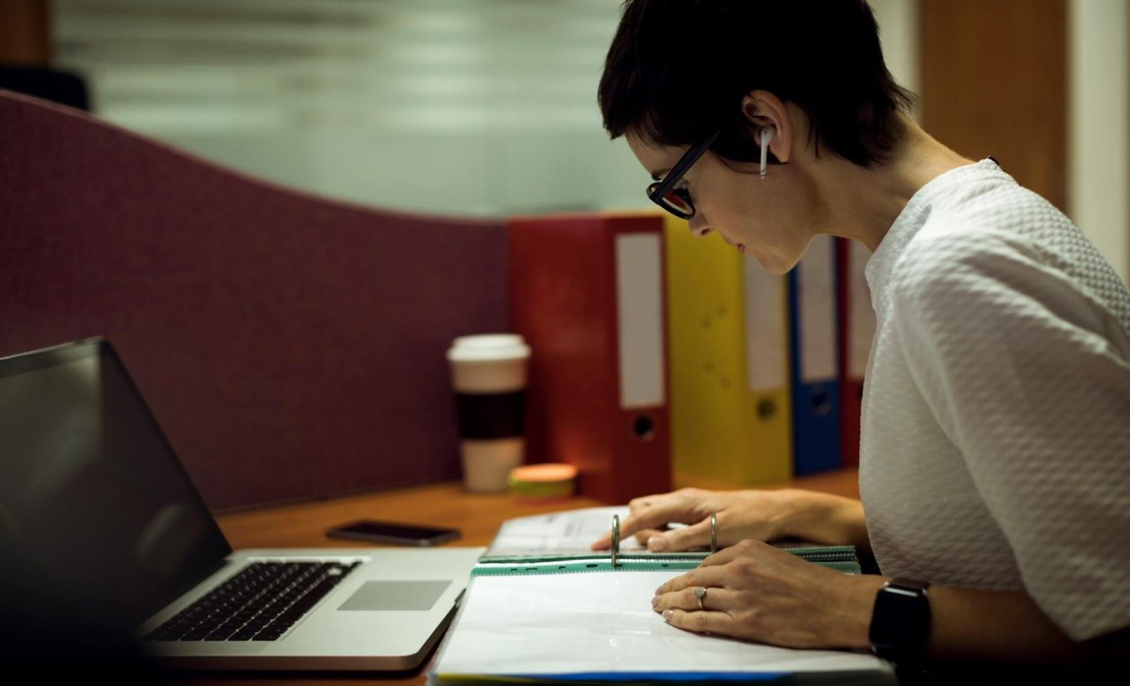Profesionales trabajando en análisis financiero